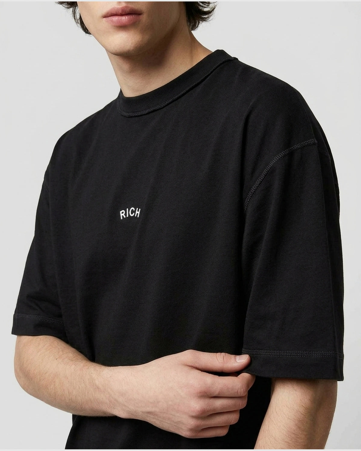 T-Shirt 'Rich' con Logo a Contrasto