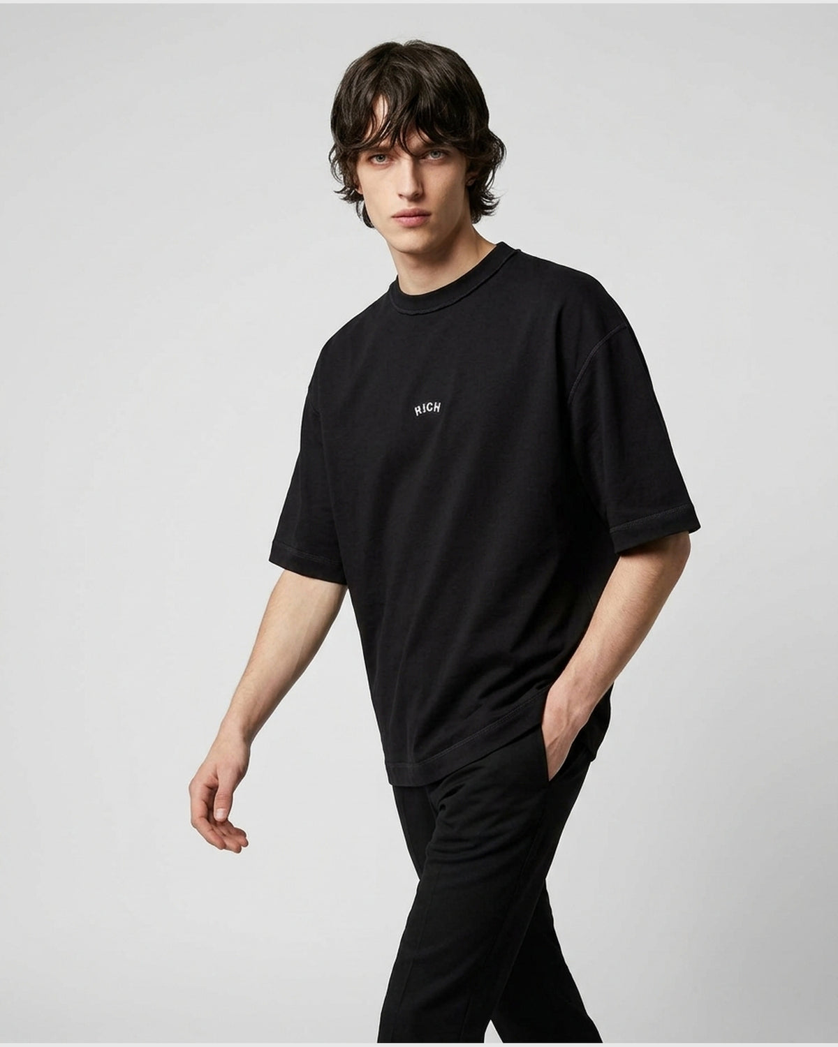 T-Shirt 'Rich' con Logo a Contrasto