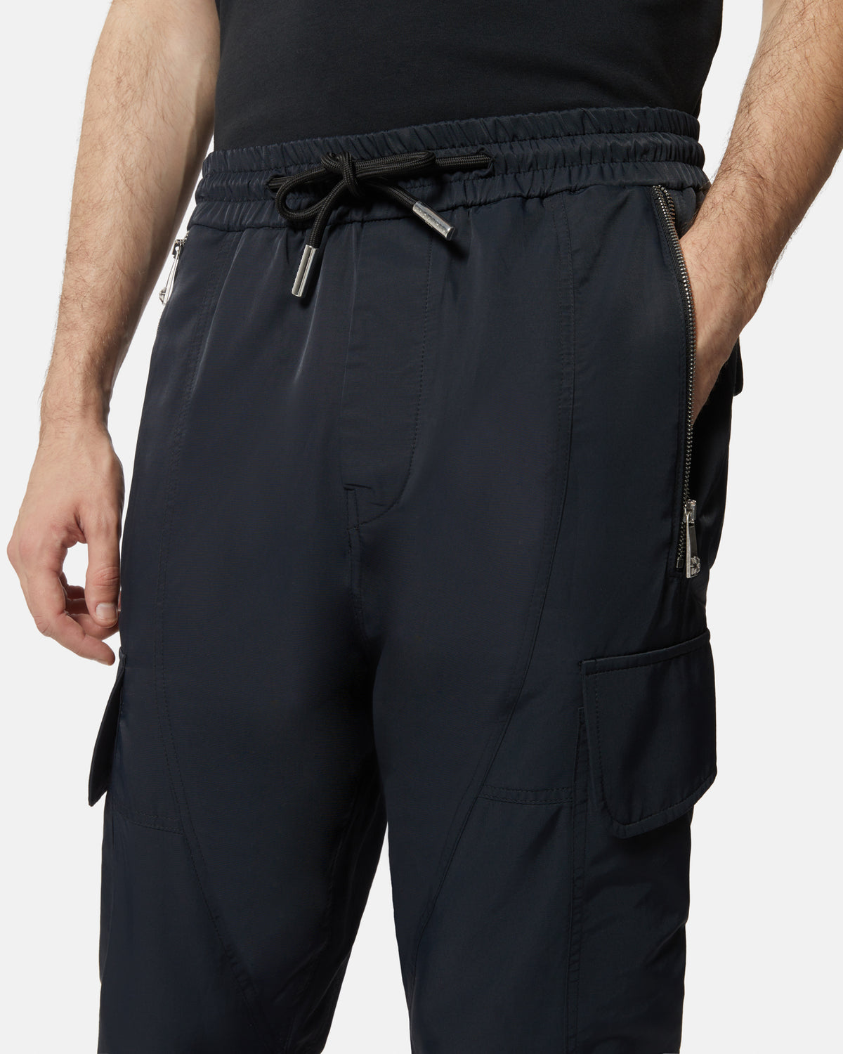 Pantaloni cargo neri con coulisse e dettagli utility TB0