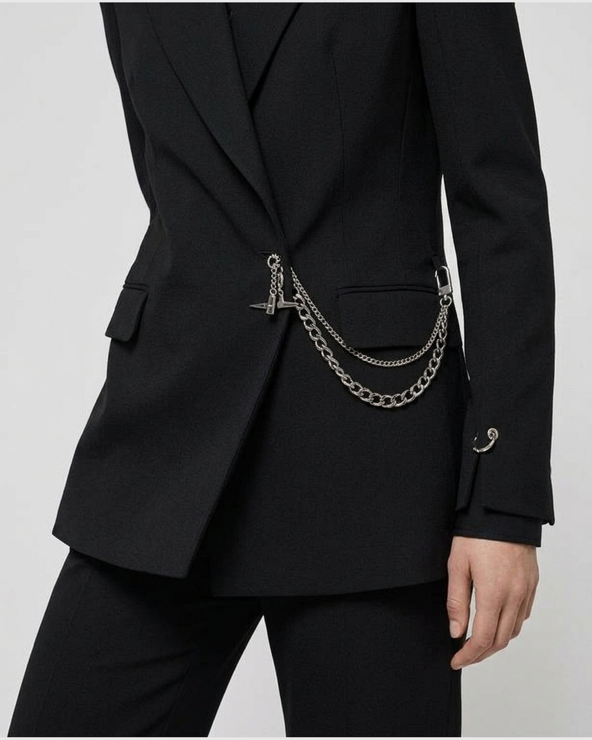 Blazer Strutturato con Catena Decorativa