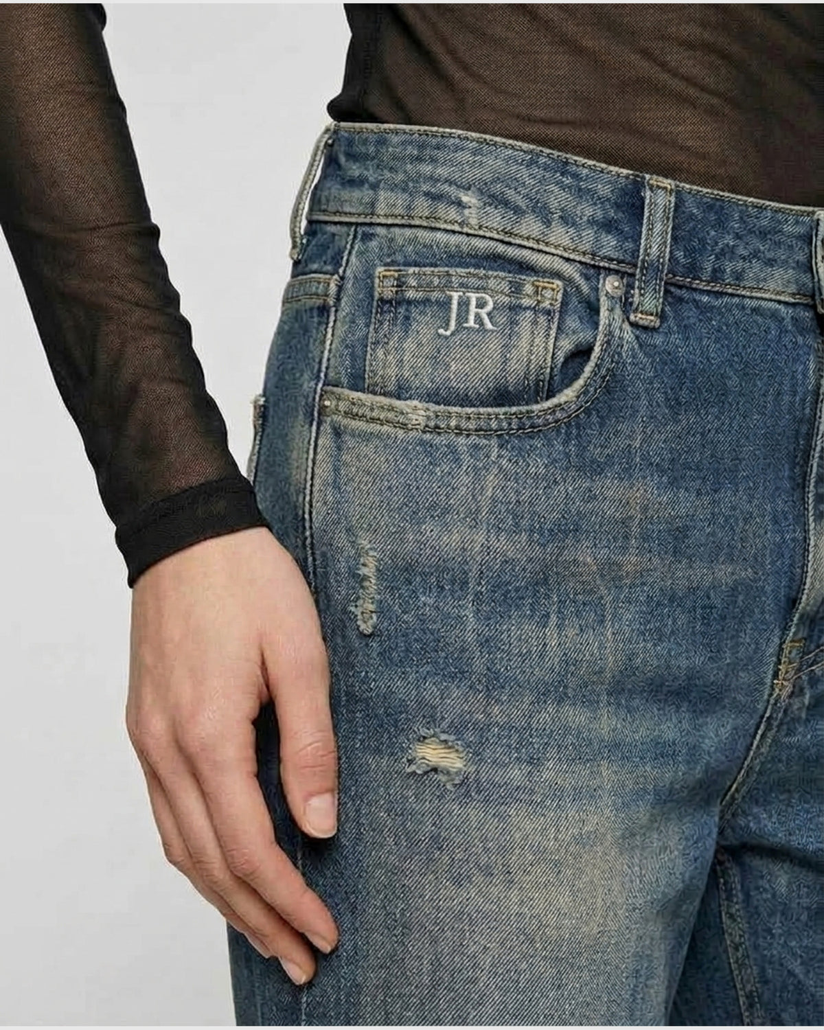 Jeans a Gamba Dritta con Lavaggio Vintage e Strappi