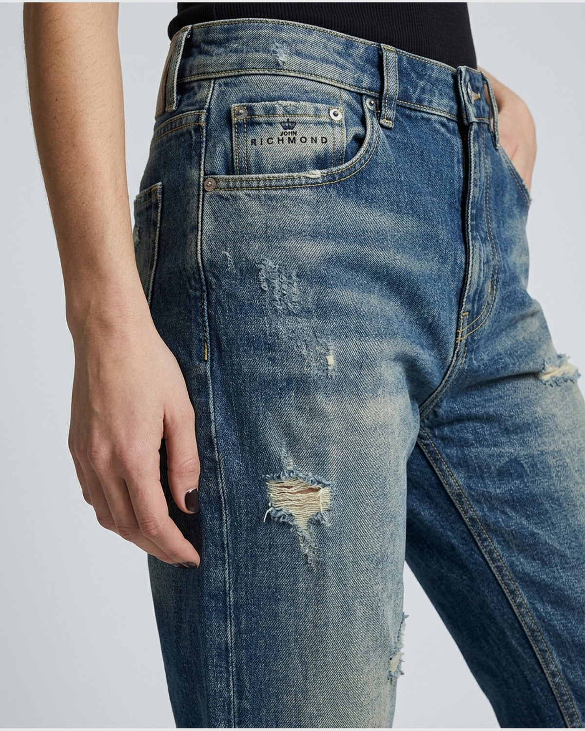 Jeans a Gamba Dritta con Lavaggio Vintage e Strappi