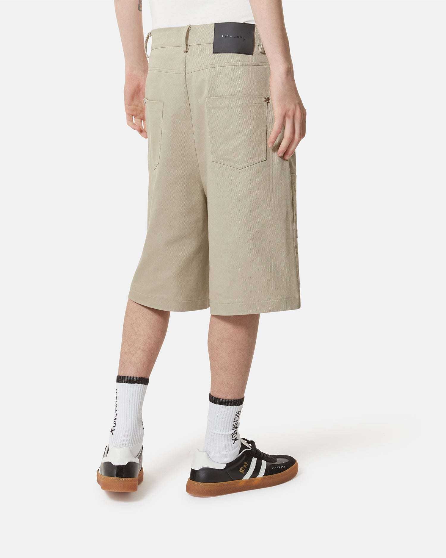 Bermuda con dettagli ricamati e design oversize Bermuda