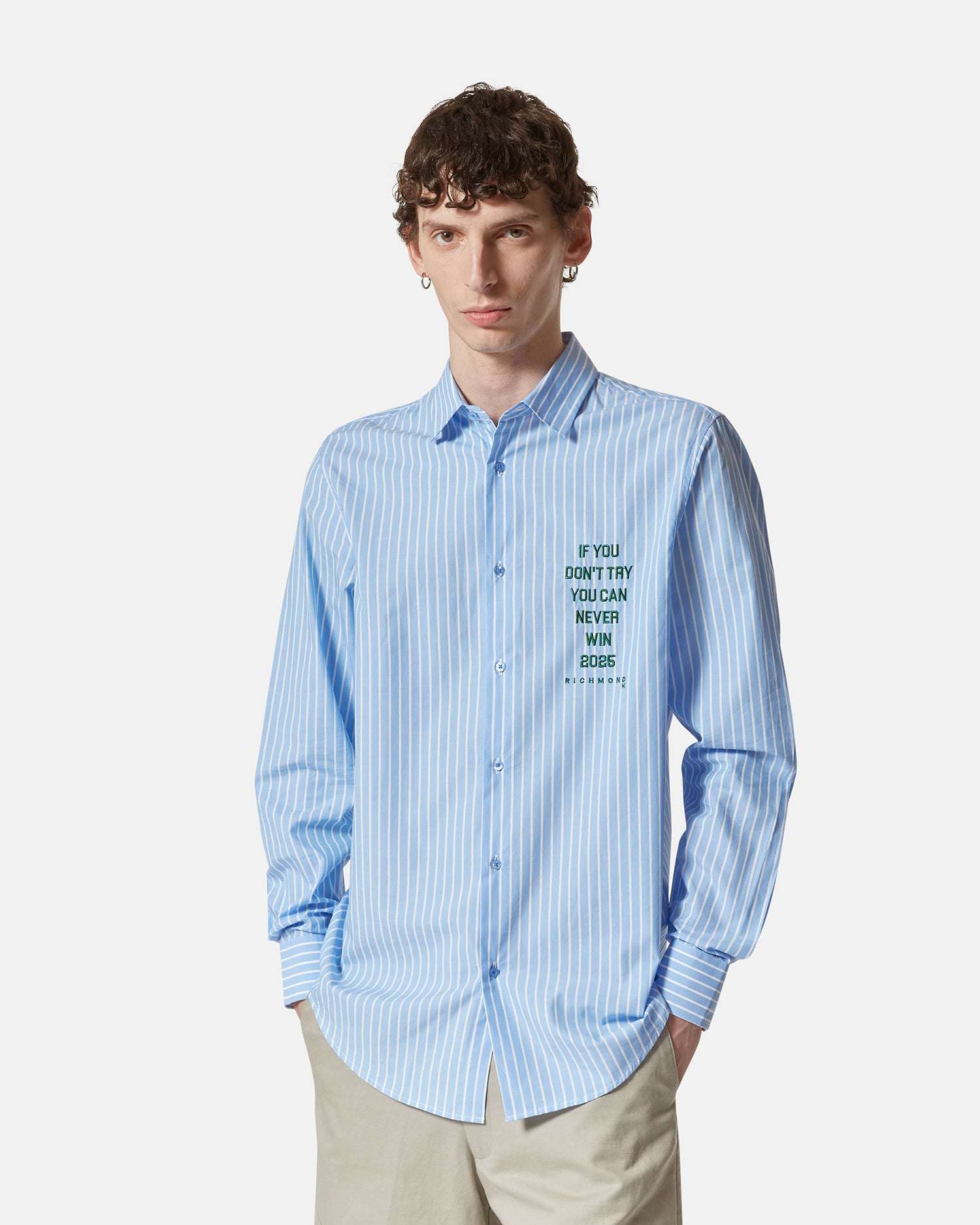 Camicia a righe azzurre in cotone con stampa testuale minimal Camicia