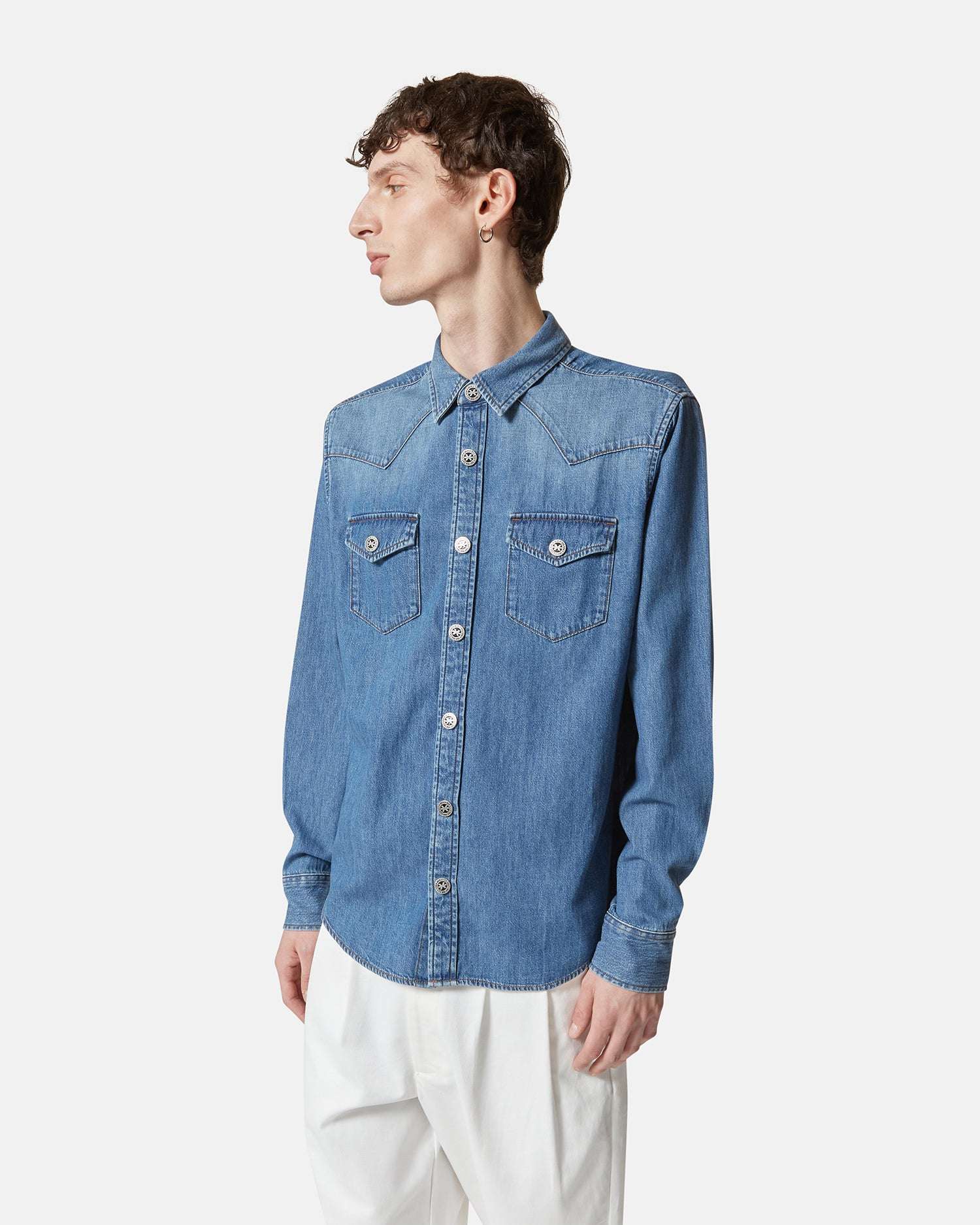 Camicia in denim blu con tasche frontali e bottoni metallici Camicia
