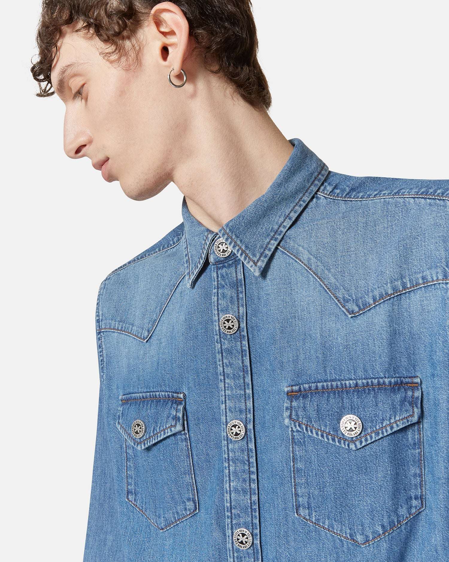 Camicia in denim blu con tasche frontali e bottoni metallici Camicia