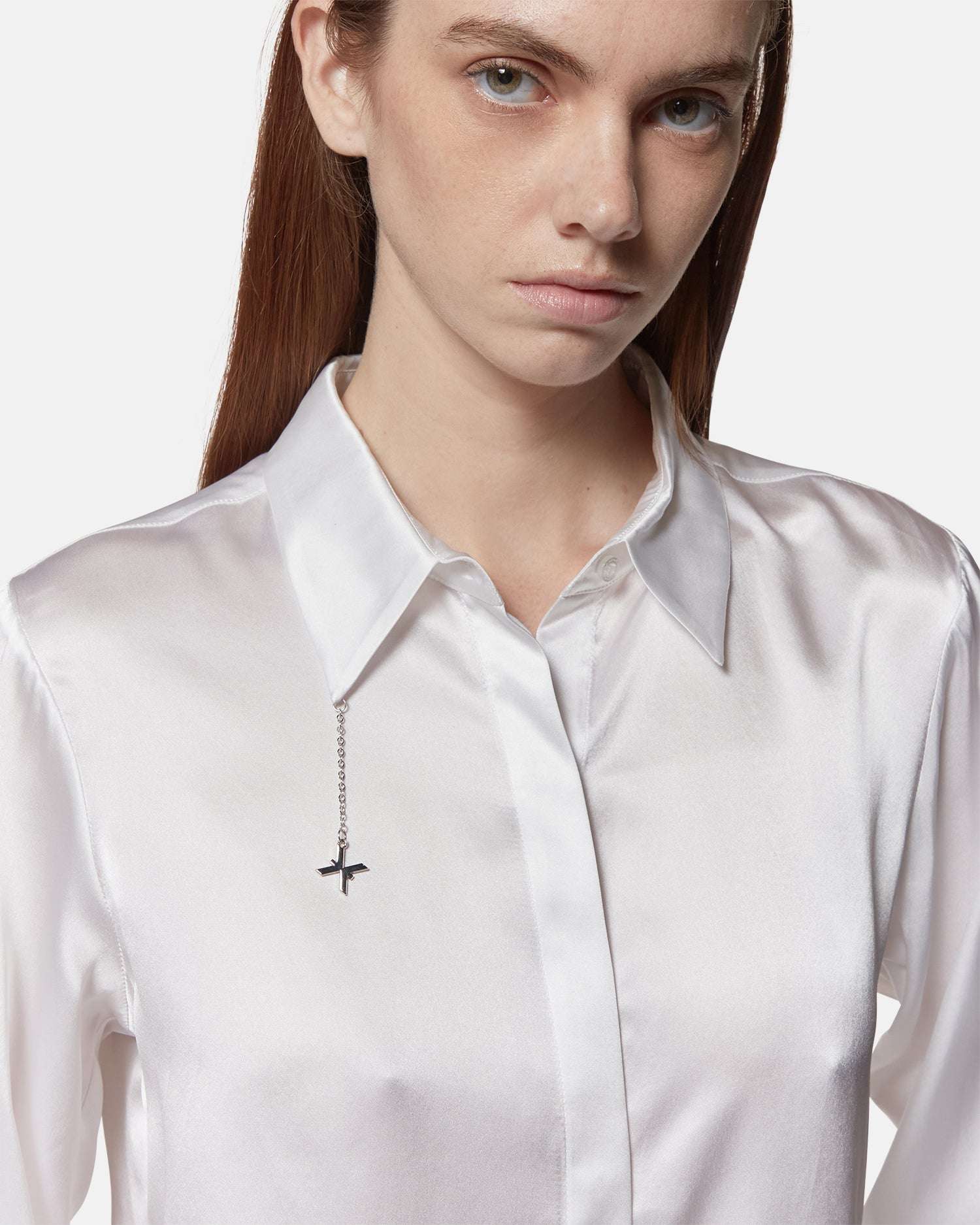 Camicia in raso bianco con polsini decorati Camicia