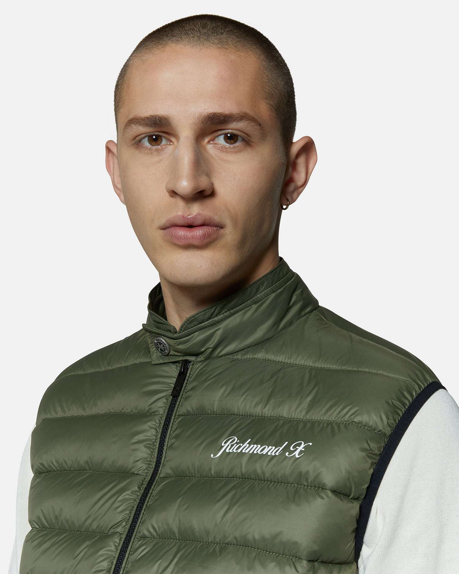 Gilet imbottito con chiusura a zip e dettagli funzionali Capospalla