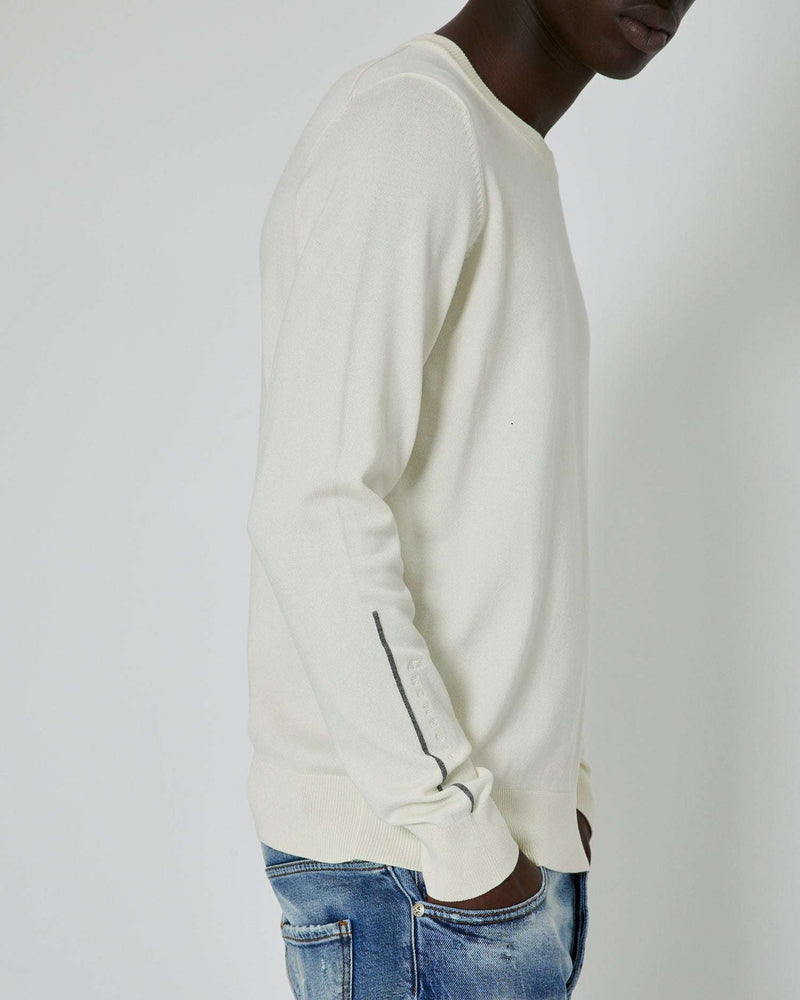 Sweater with contrasting edges
