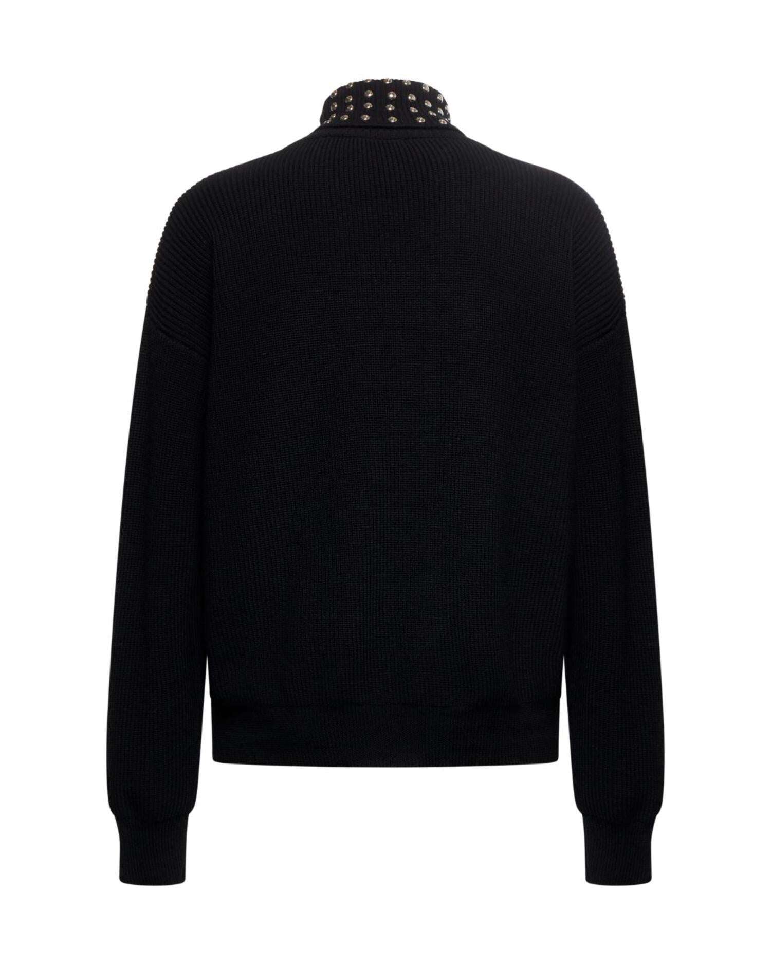 Maglione uomo nero con collo alto e dettagli metallici Maglia