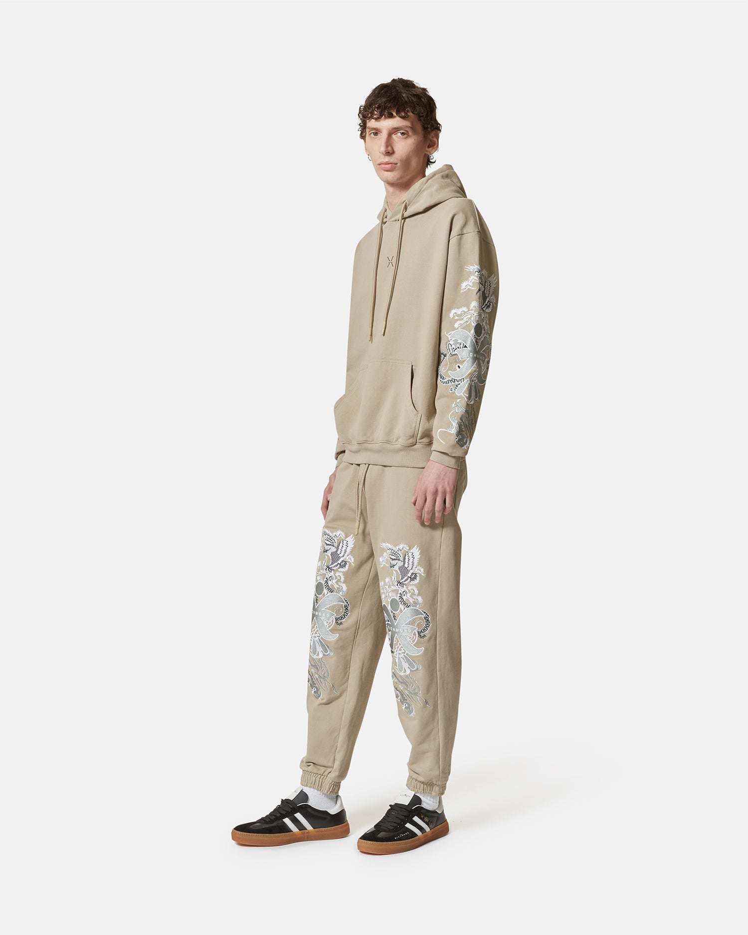 Pantaloni jogger beige con ricami decorativi Pantaloni