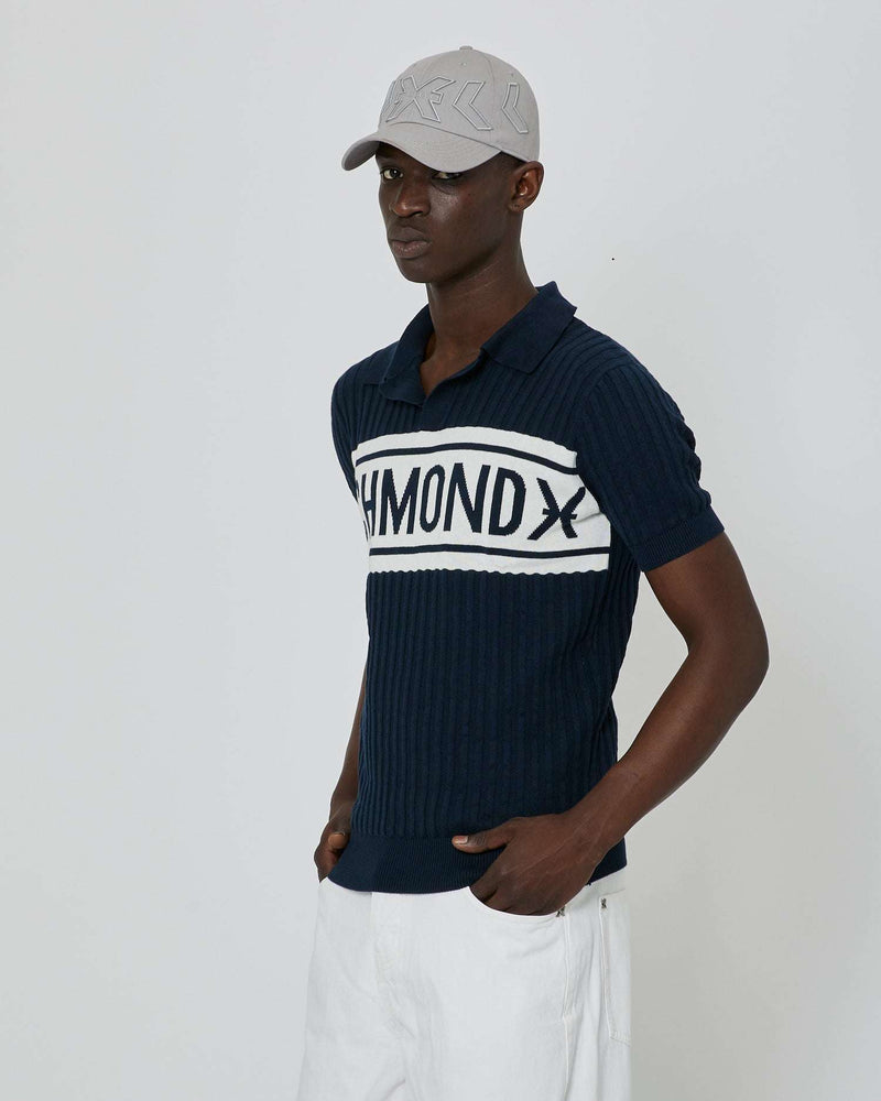 Polo shirt with two-tone logo on the front