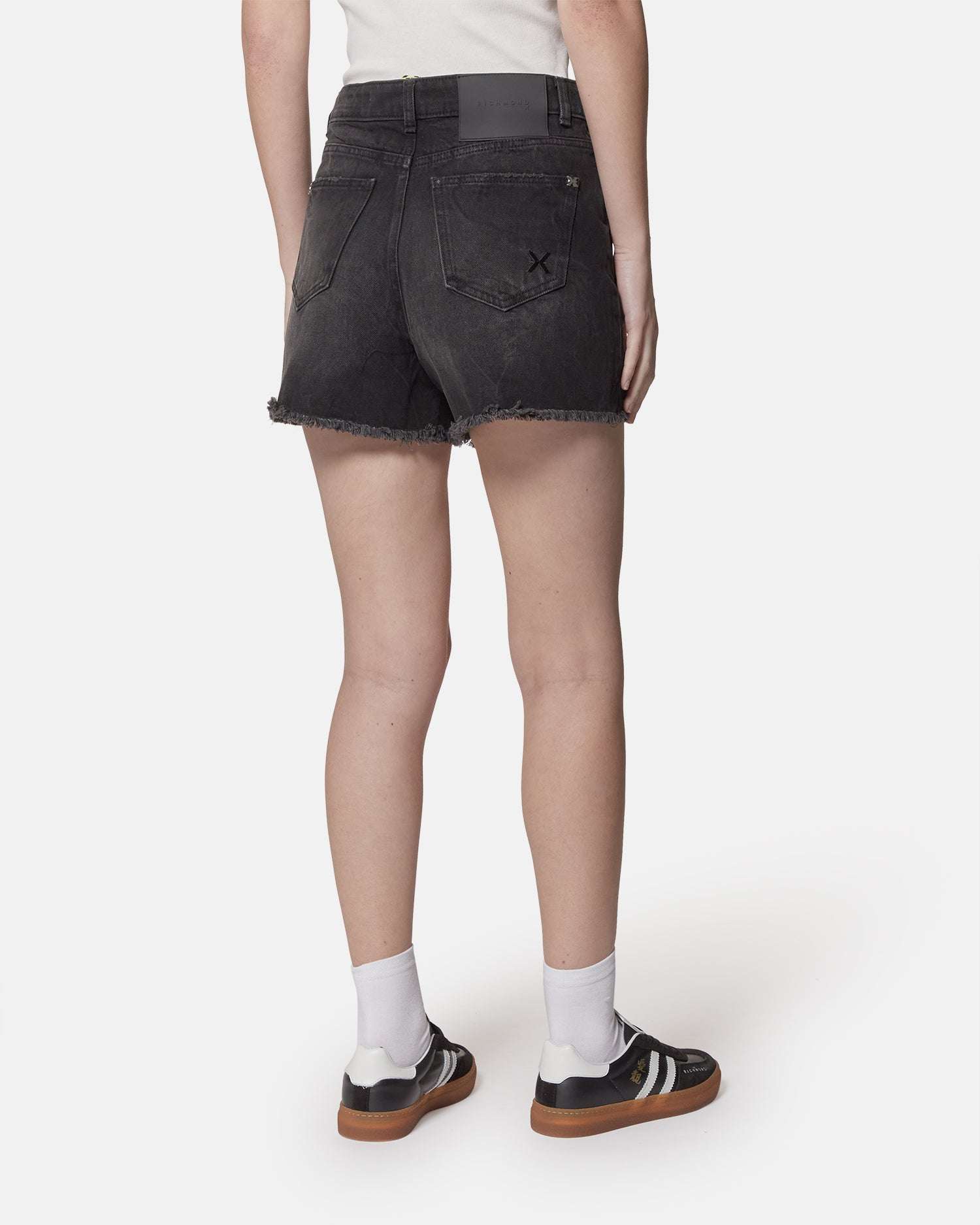 Shorts in denim nero effetto destroyed Shorts