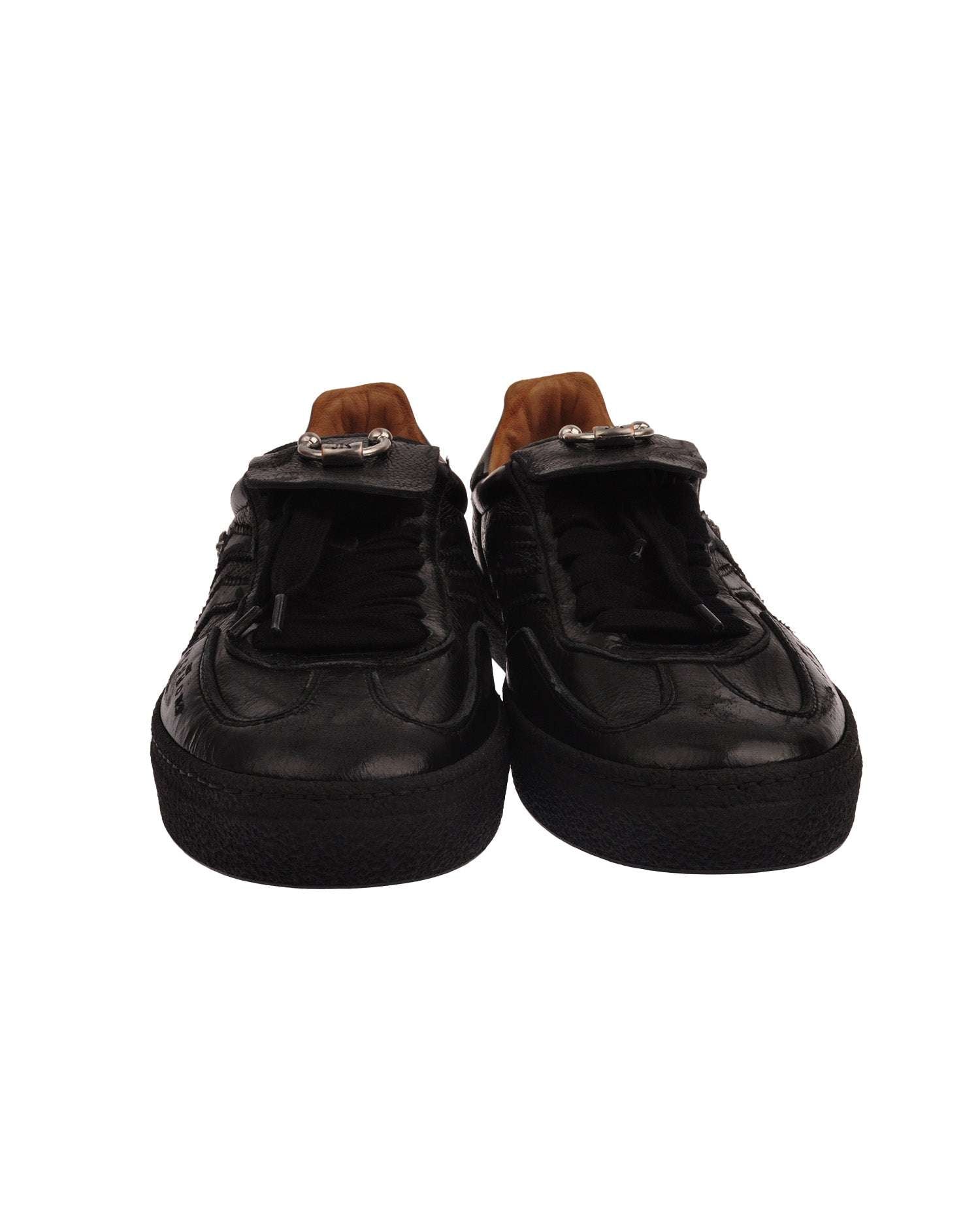 Sneakers con linguetta sovrapposta e dettagli distintivi