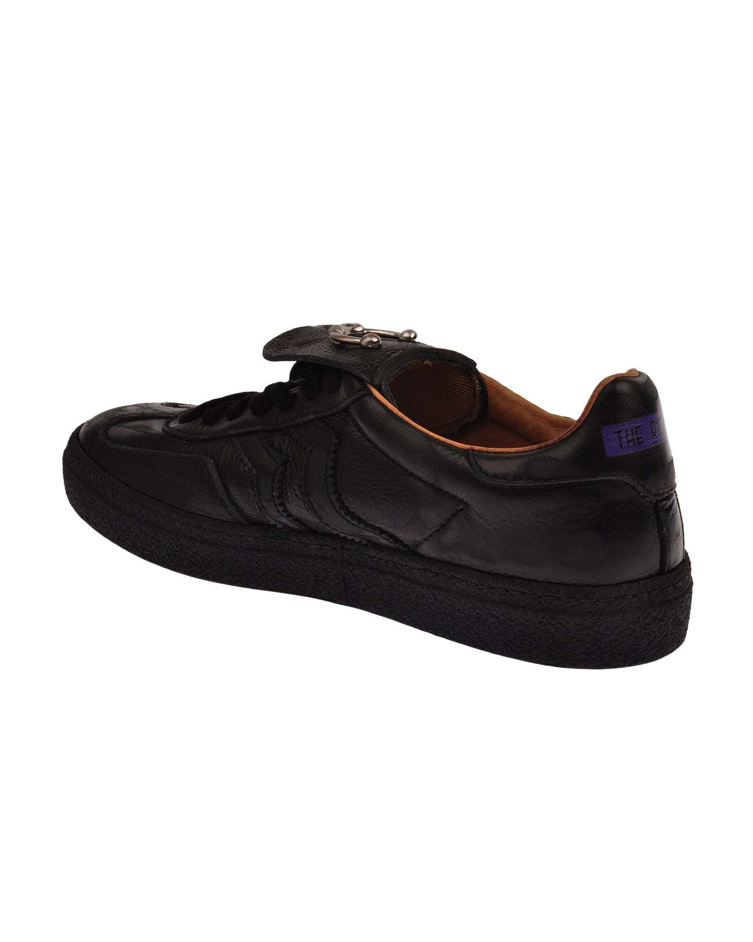 Sneakers con linguetta sovrapposta e dettagli distintivi