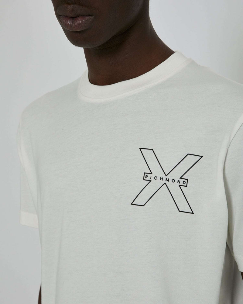 T-shirt with contrasting logo on the front