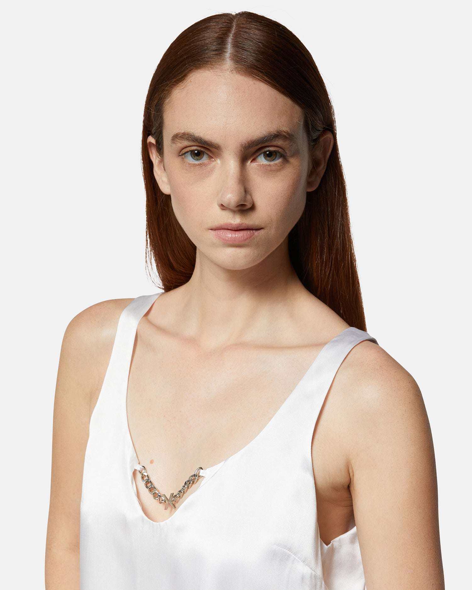 Top in raso bianco con scollo a V e dettaglio gioiello Top