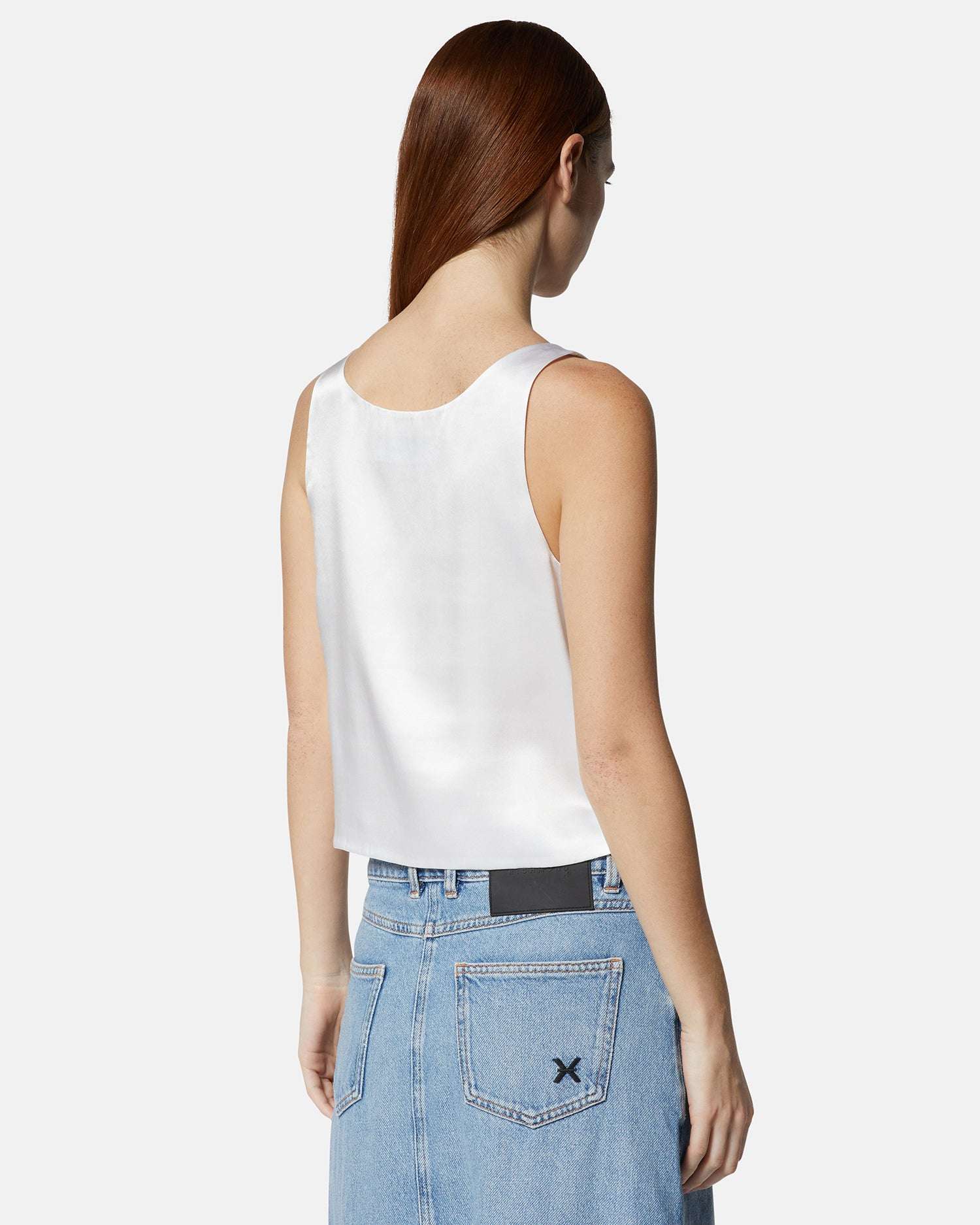 Top in raso bianco con scollo a V e dettaglio gioiello Top