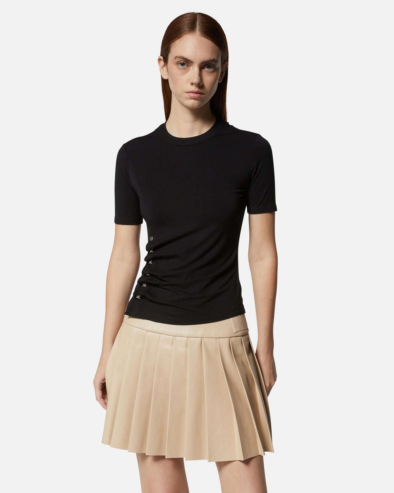 Top nero aderente con dettagli laterali e gonna plissettata beige Top