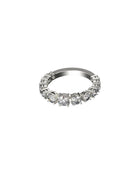 Anello eternity con finitura lucida e una fila di elementi brillanti su montatura a griffe.