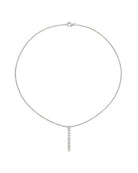Collana con catena sottile e pendente a barra verticale con punti luce, vista frontale su sfondo bianco.