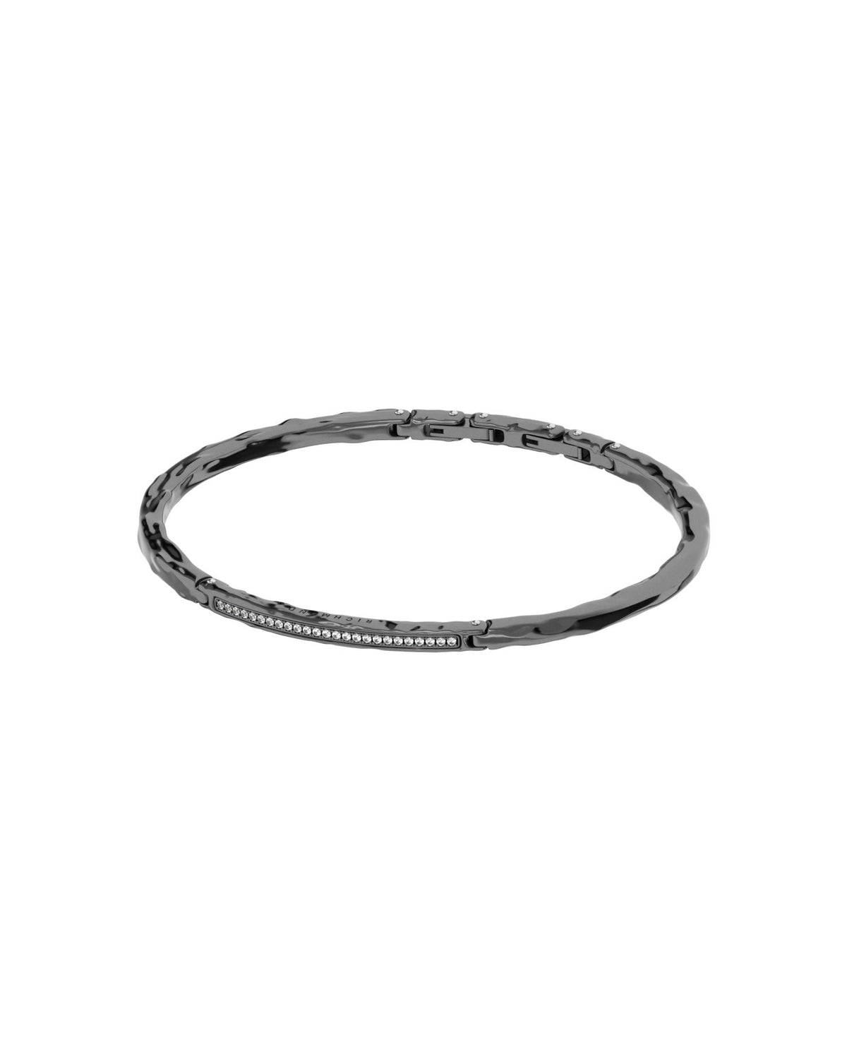 Bracciale rigido con finitura martellata e barra centrale con elementi brillanti, visto frontalmente su sfondo bianco.