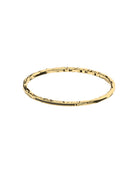 Bracciale rigido con finitura martellata e inserto centrale con dettagli brillanti, visto frontalmente su sfondo bianco