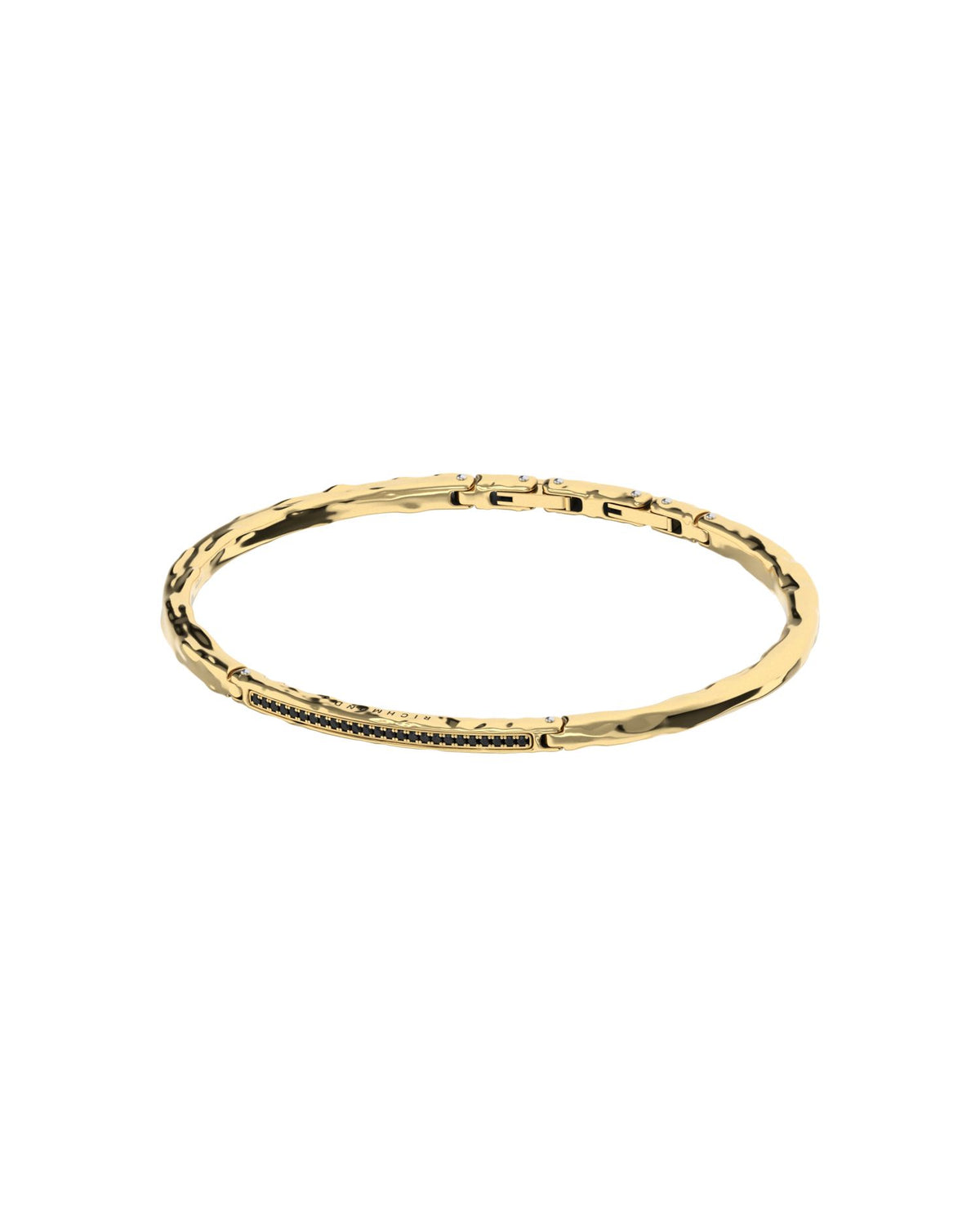 Bracciale rigido con finitura martellata e inserto centrale con dettagli brillanti, visto frontalmente su sfondo bianco