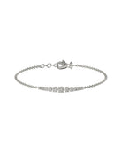 Bracciale con catena sottile e fila centrale di punti luce a scalare su sfondo bianco
