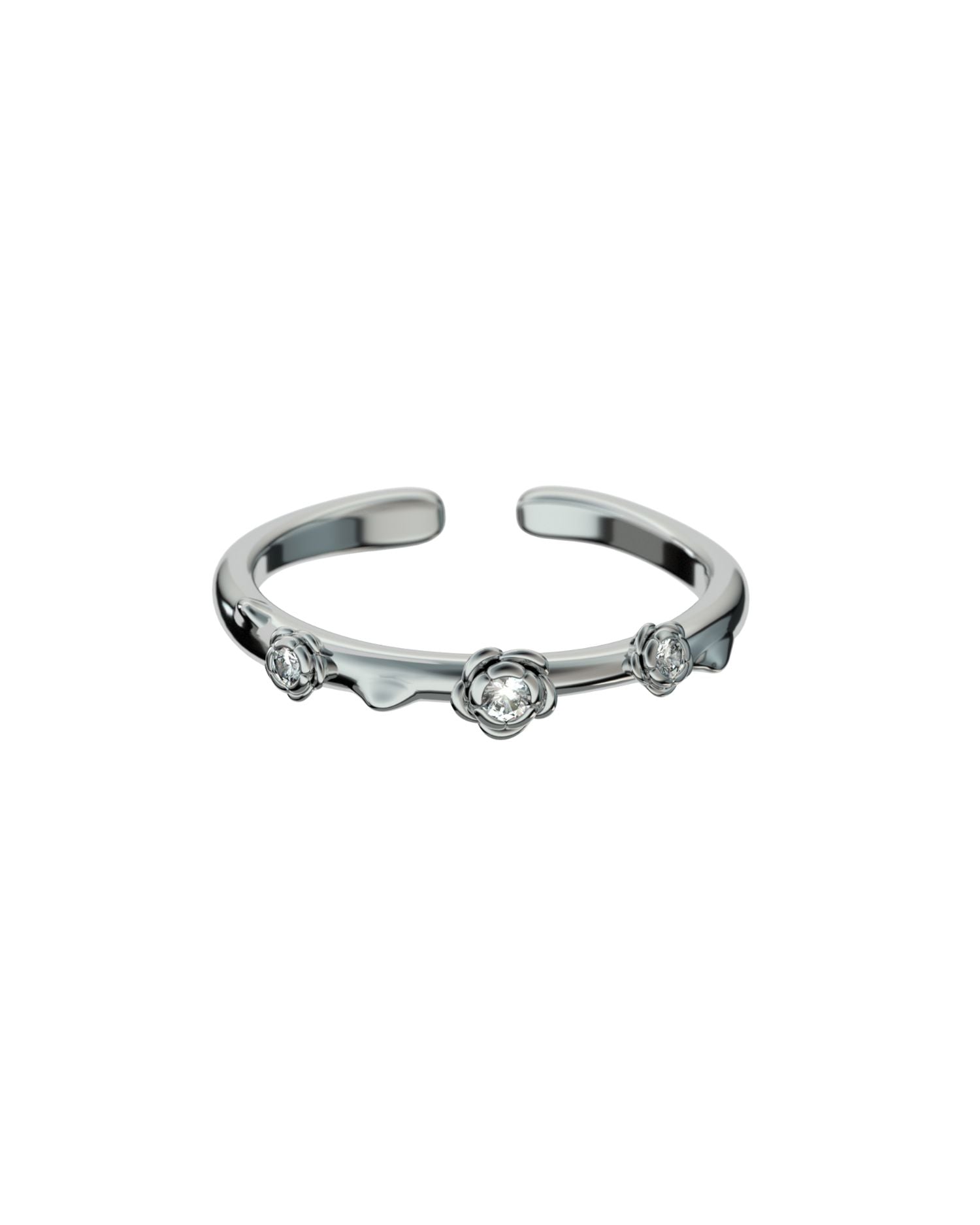 Anello aperto con tre piccoli fiori decorati da elementi brillanti, visto frontalmente su sfondo bianco.