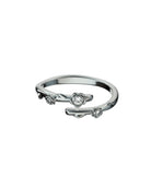 Anello aperto con tre piccoli fiori decorati con punti luce, finitura lucida.