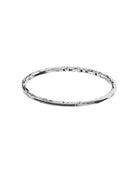 Bracciale rigido John Richmond con superficie martellata e barra centrale con dettagli brillanti, visto frontalmente su sfondo bianco.