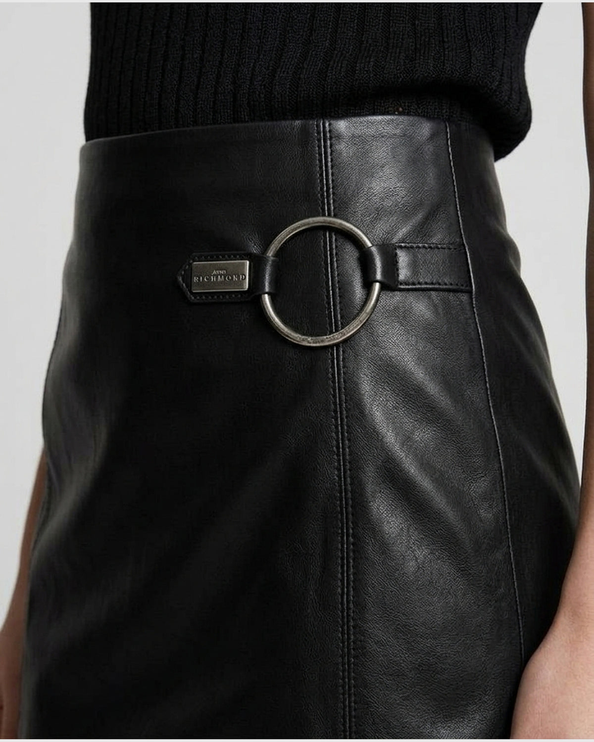 Gonna in Pelle con Anello Metallico