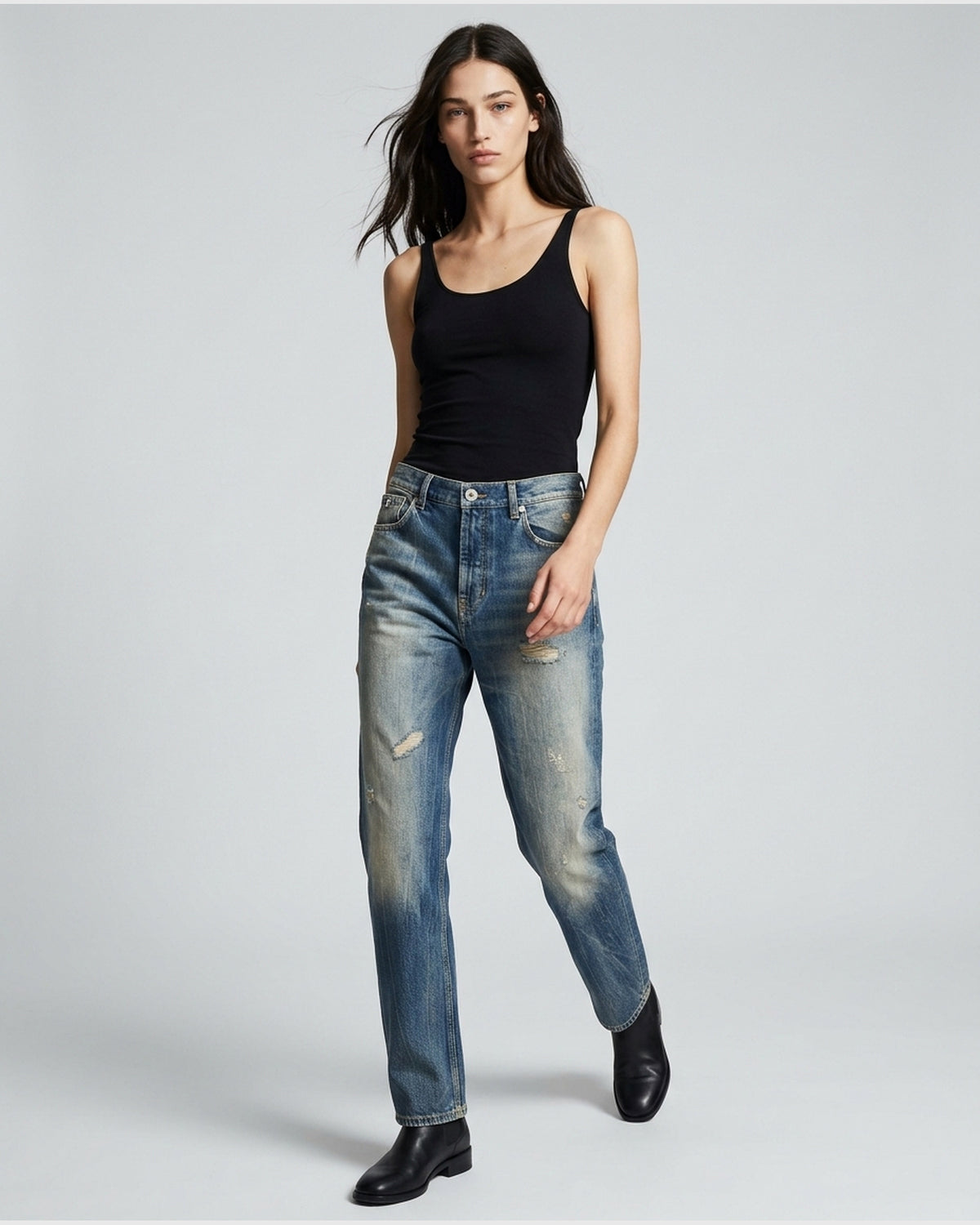 Jeans a Gamba Dritta con Lavaggio Vintage e Strappi