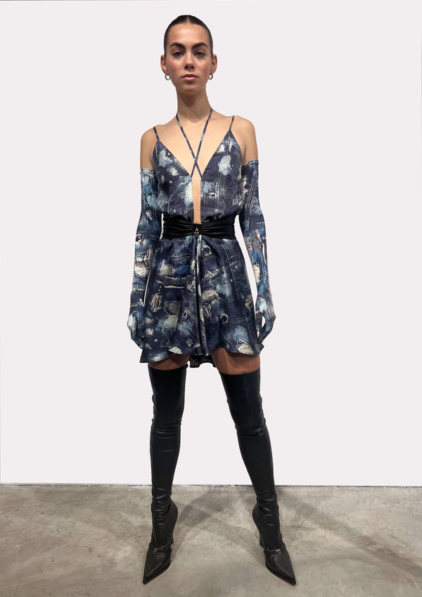 Short dress with an iconic denim effect pattern