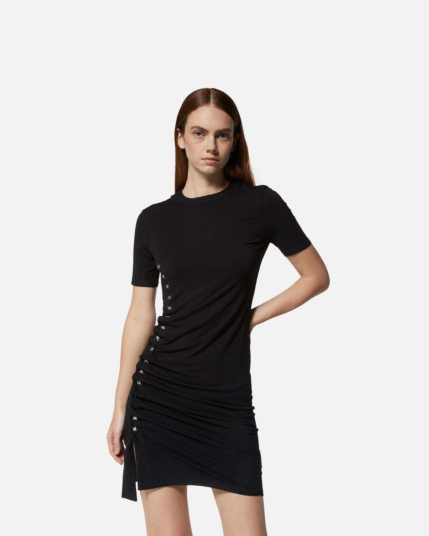 Abito corto nero con arricciatura laterale e bottoni Vestito