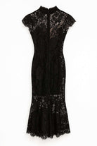 Abito lungo in pizzo con collo alto e fondo a sirena ABITO