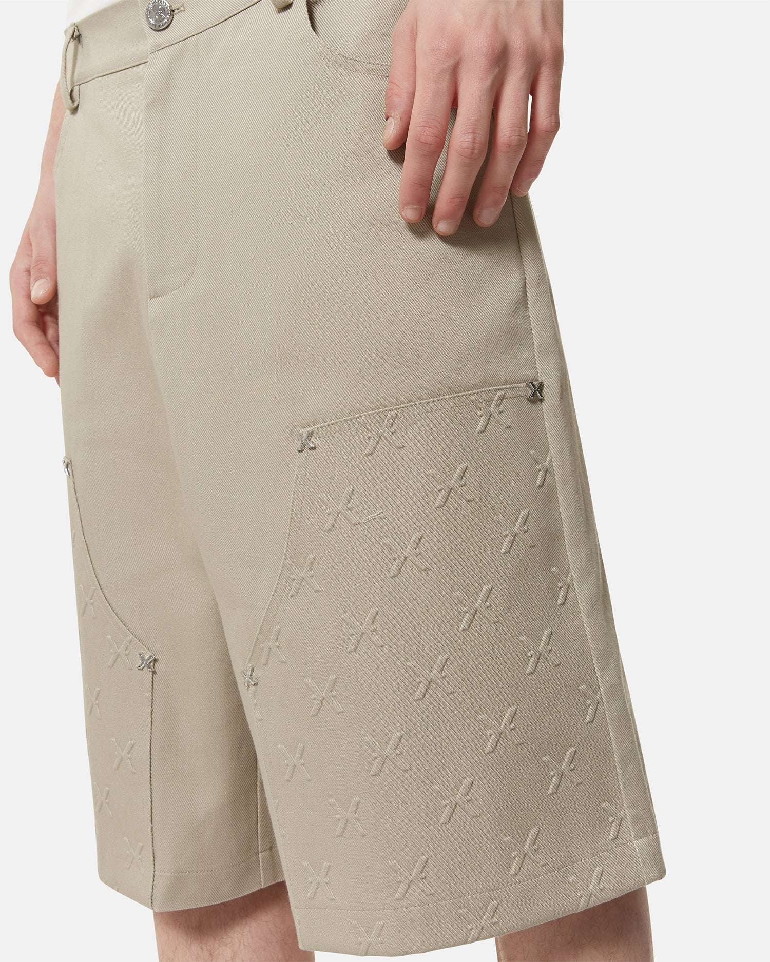 Bermuda con dettagli ricamati e design oversize Bermuda