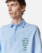Camicia a righe azzurre in cotone con stampa testuale minimal Camicia