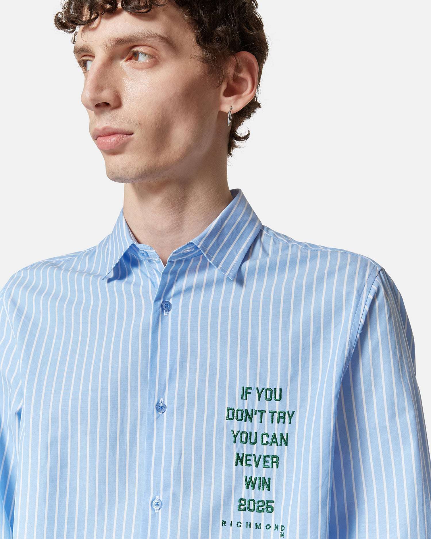 Camicia a righe azzurre in cotone con stampa testuale minimal Camicia