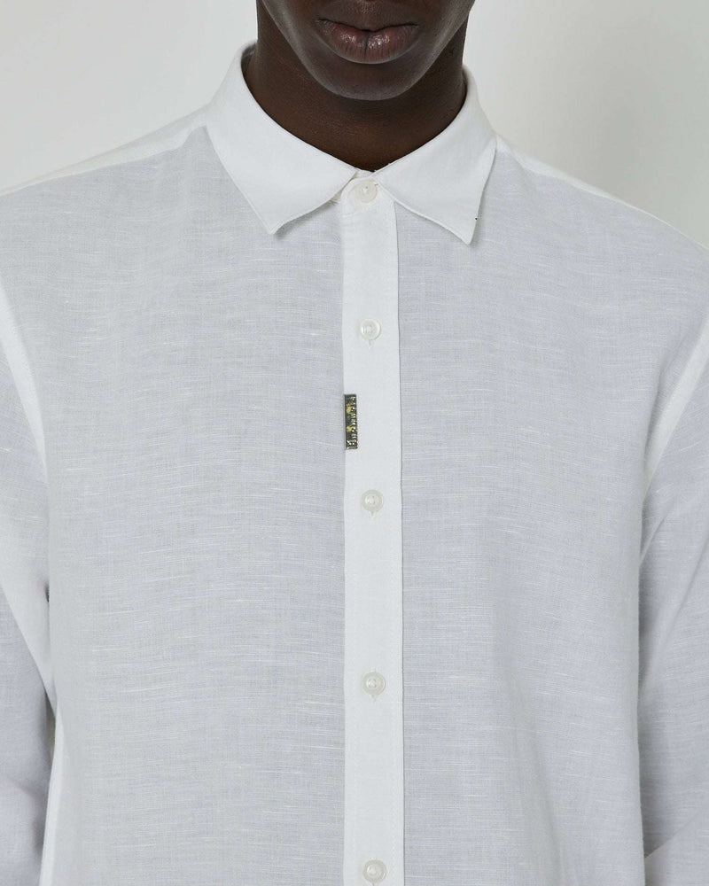 Basic linen shirt with metal plaque on the front