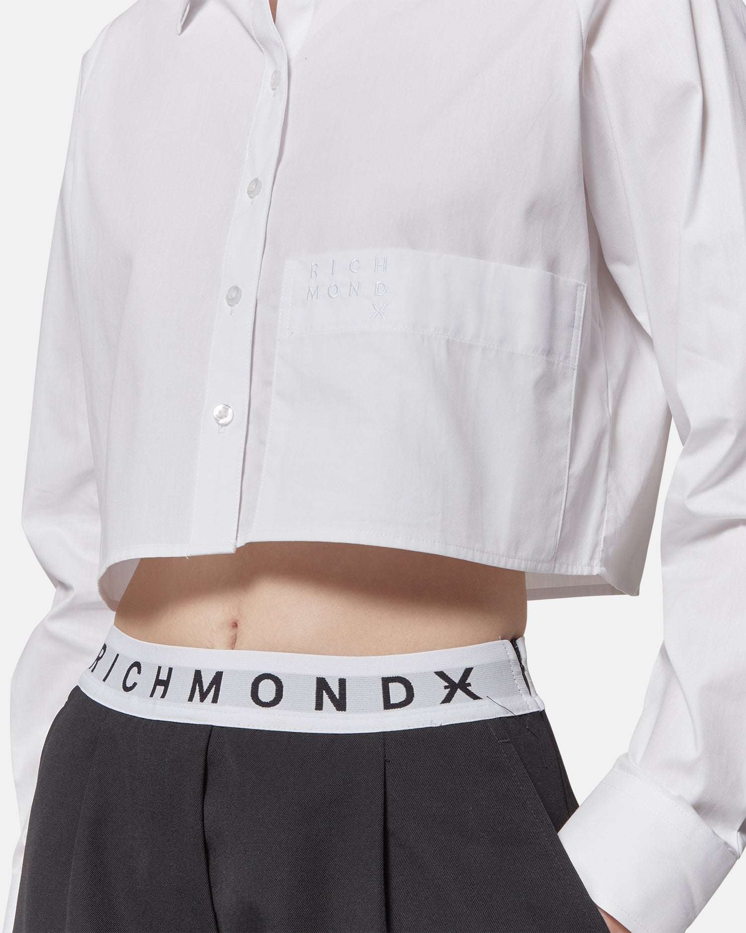 Camicia cropped bianca con tasca applicata Camicia