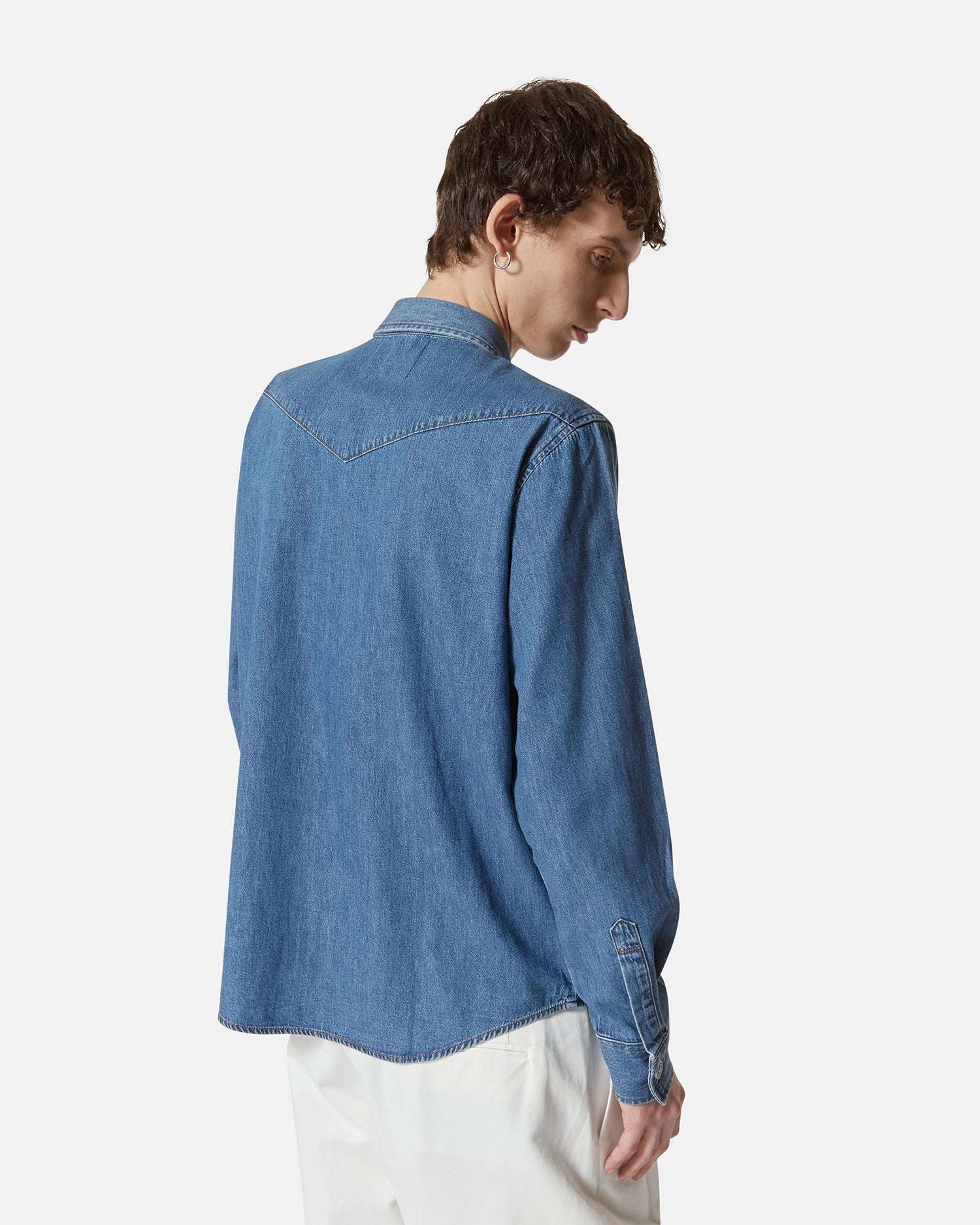 Camicia in denim blu con tasche frontali e bottoni metallici Camicia