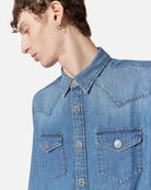 Camicia in denim blu con tasche frontali e bottoni metallici Camicia