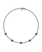 Collana con dettagli floreali