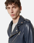 Giacca biker in pelle blu con dettagli metallici Capospalla