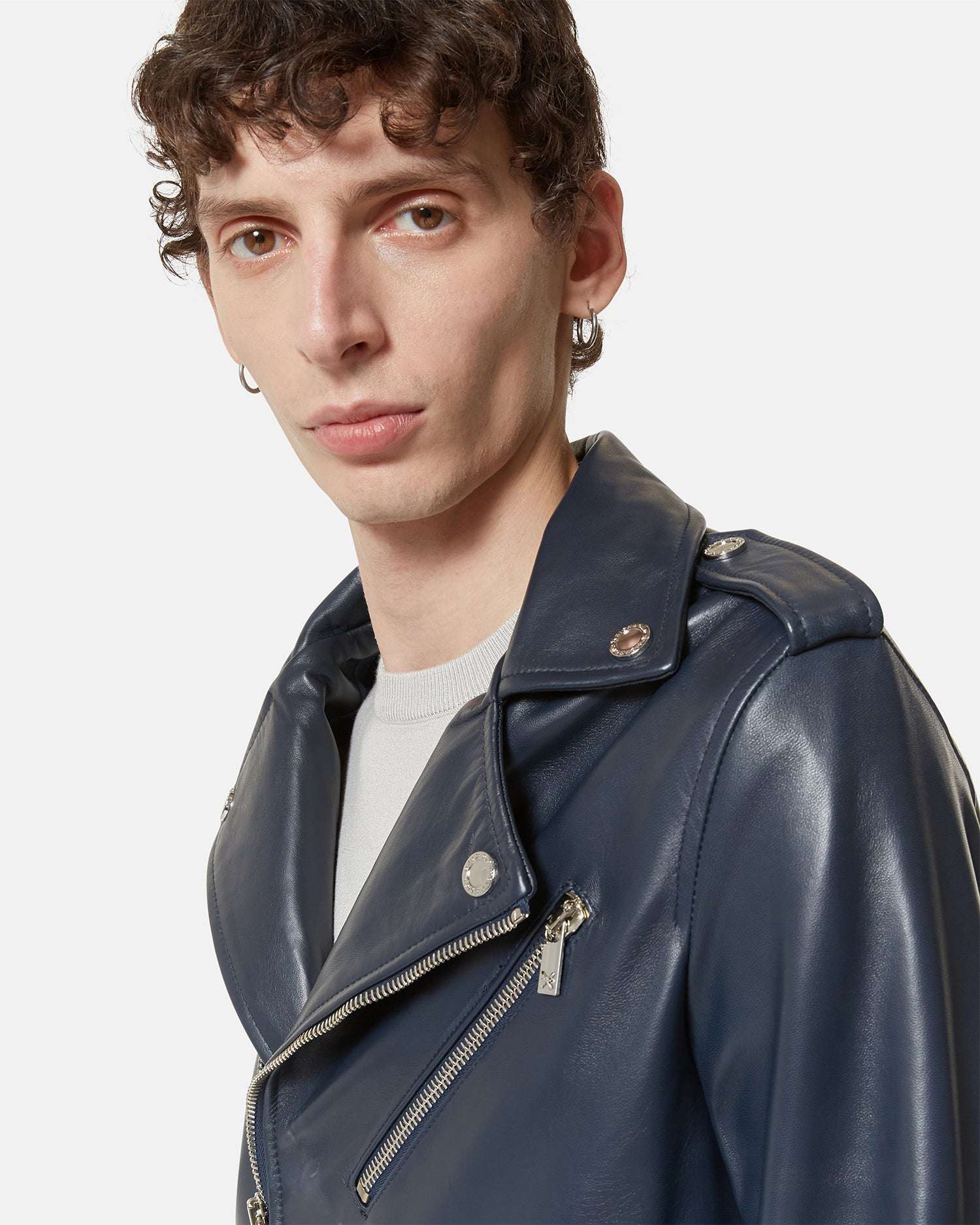 Giacca biker in pelle blu con dettagli metallici Capospalla