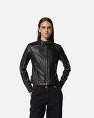 Giacca in ecopelle nera con collo alto e zip frontale Capospalla