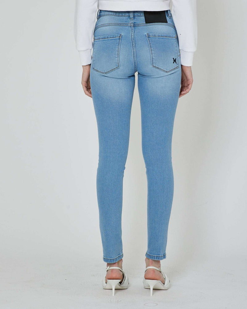 Jeans slim con logo ricamato sul retro JEANS