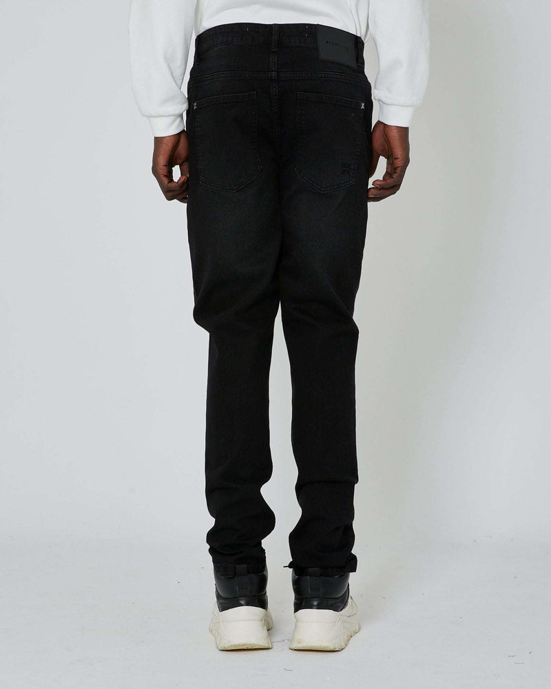 Slim fit jeans with metal label on the front